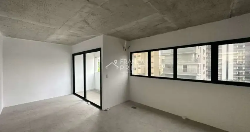 Sala comercial com 40m² pronto para locação e com vista livre, espaço pronto para reforma.