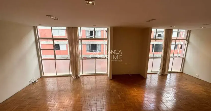 Apartamento a venda contendo 190m², três dormitórios com uma vaga livre e demarcada, vista livre.