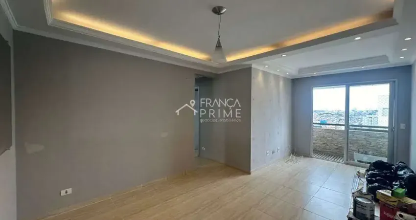 Apartamento de 74m², 3 dormitórios, 1 suíte, varanda, armários planejados, vaga de garagem coberta.