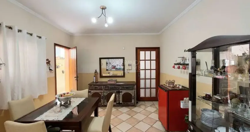 Maravilhoso sobrado c 240 m², 4 dormitórios, sala 2 ambientes, ar condicionado, 4 vagas de garagem.