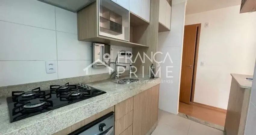 Excelente apartamento com armários planejados, cooktop, forno e depurador.