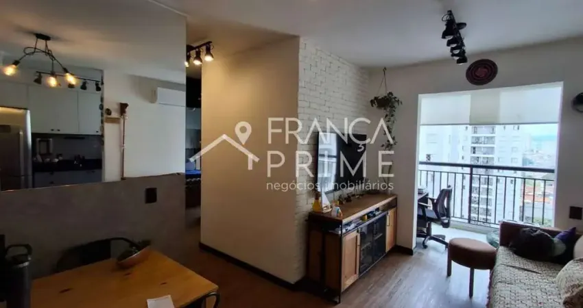 Imóvel a venda em andar alto, piso laminado, planejados, vaga coberta, cooktop, forno, sacada