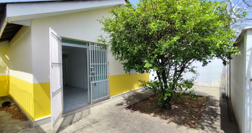 Casa térrea 4 quartos com amplo espaço e potencial para o seu novo lar!