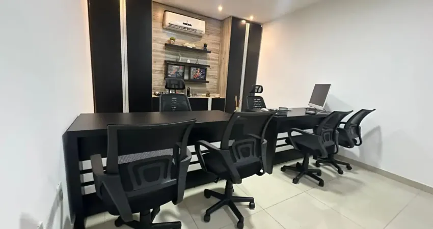 Sala comercial mobiliada no centro/ alto padrão/ amplo estacionamento