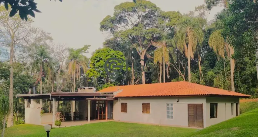 Casa aconchegante com lareira em excelente lote no condomínio veleiros de ibiúna