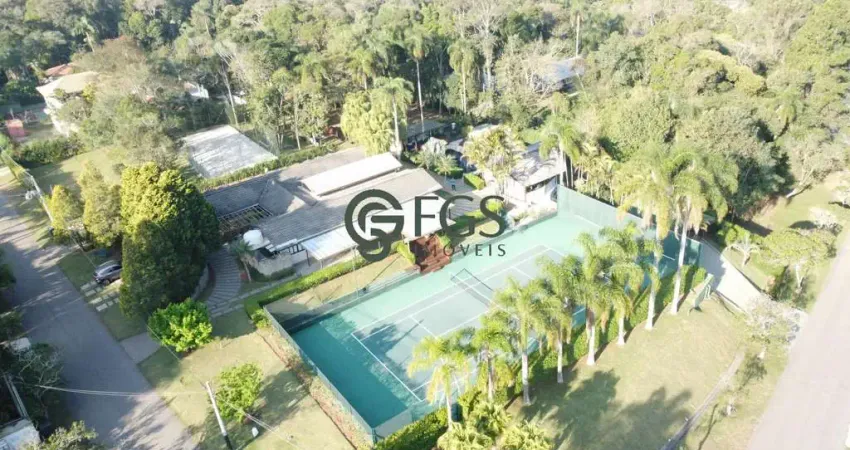 Casa c/ 7 dorms (4 suítes) quadra de tênis, beach tennis em terreno de 4696 m².