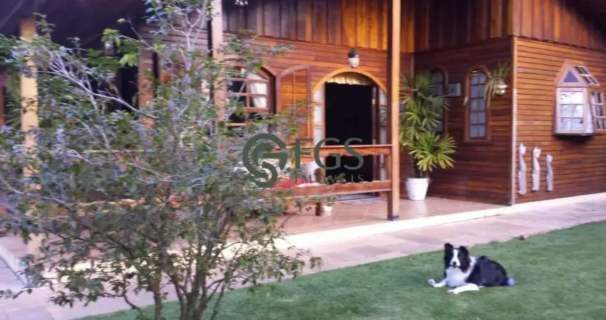 Casa pré-fabricada térrea, com terreno plano em rua sem saída.