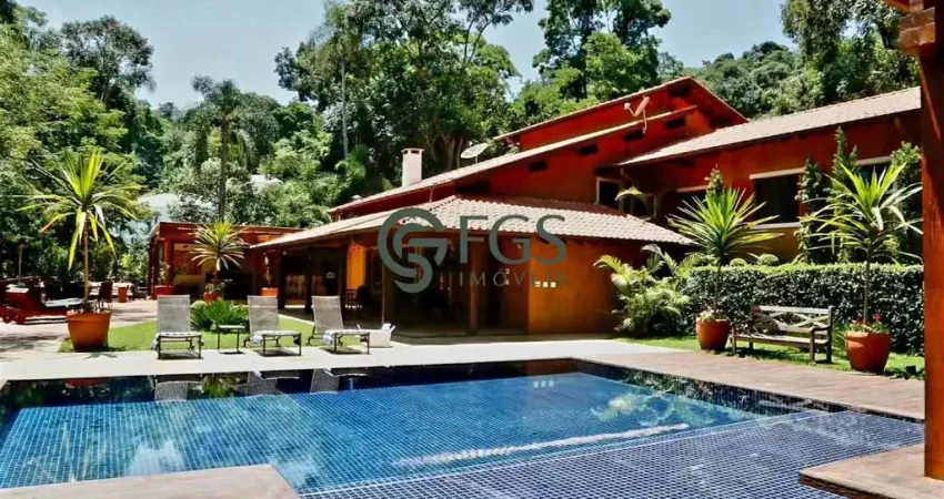 Casa mobiliada em condomínio com 4 suítes, piscina e spa, adega, para venda ou l