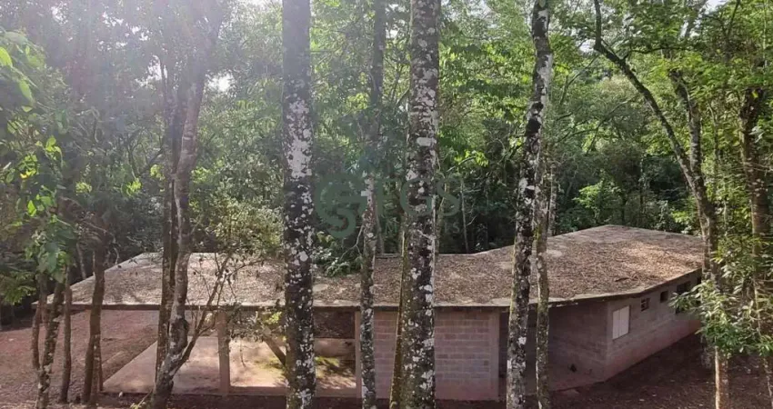 Lindo lote com casa inacabada vizinho a área de preservação.