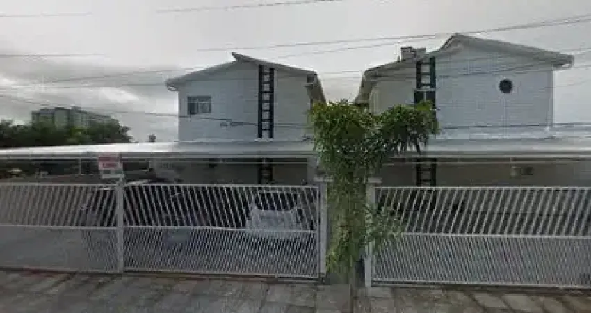 Ótima oportunidade em condomínio fechado com apenas 8 casas! 