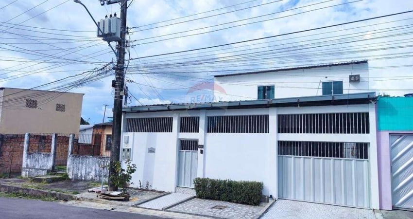 Aluga casa duplex com 4 quartos espaçosos, sendo duas ótimas suítes e 3 vagas de garagem cobertas, Novo Aleixo.