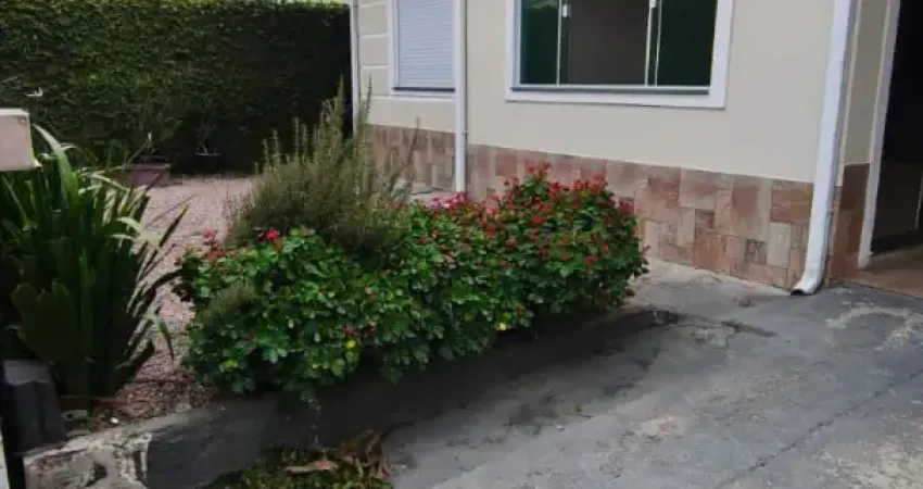 Casa 03 dormitórios com piscina no bairro madrid - palhoça - sc