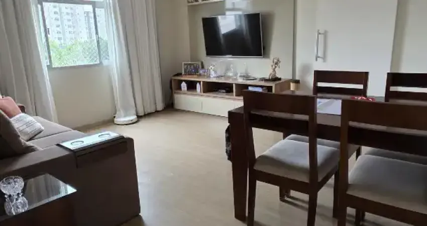 Belo apartamento de elevador com dois dormitórios no campo grande