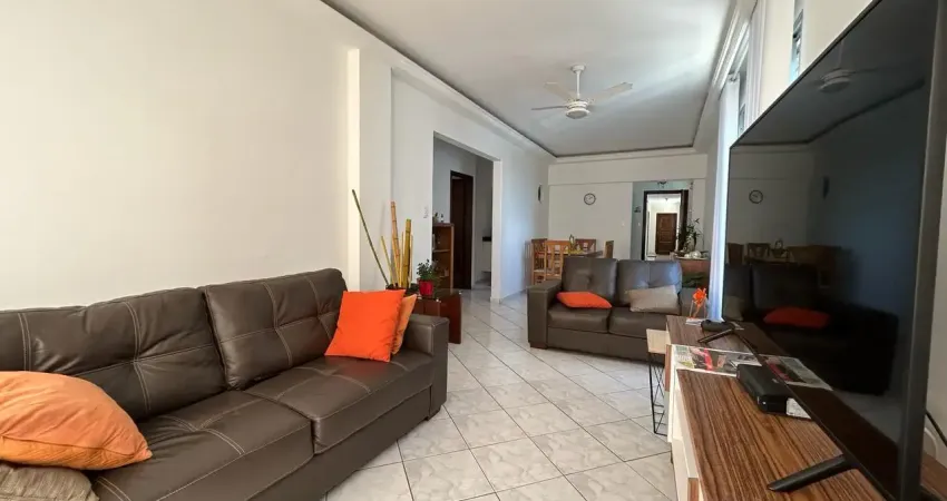 Apartamento de frente quadra da praia com dois dormitórios no josé menino