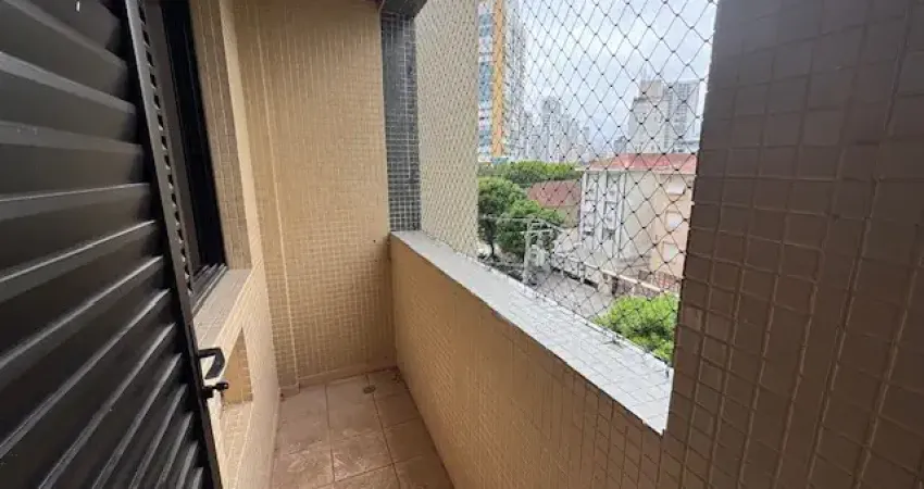 Lindo apartamento dois dormitórios de frente com varanda no embarénda no
