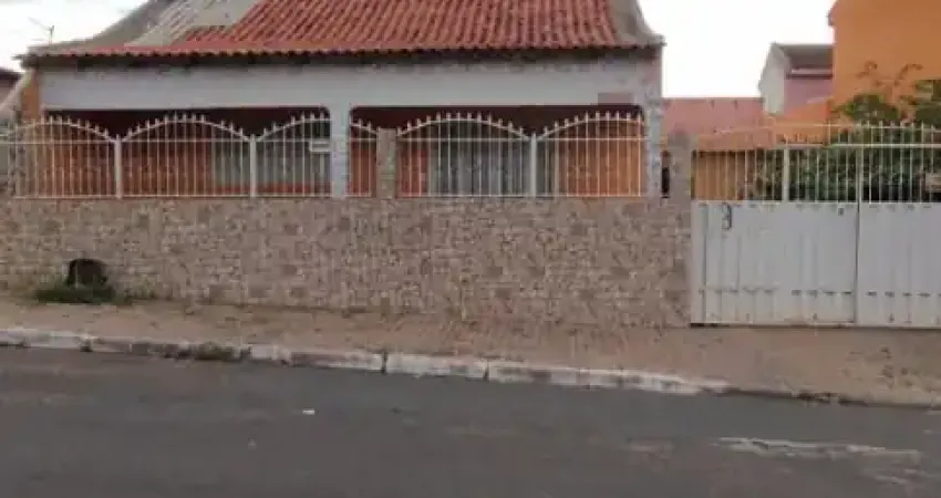 Bonita casa no cpa i, 2 quartos sendo 1 suíte localizada em um local alto do bairro