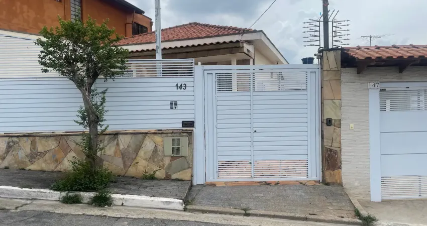 Casa térrea em bom estado, ótima localização, bairro bem calmo.
