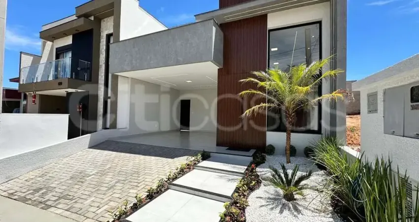 Casa com piscina, em condomínio no residencial villagio wanel