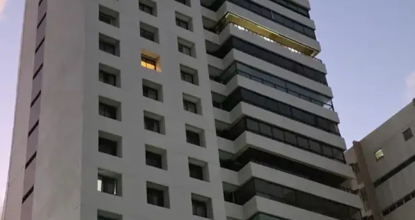 Beira mar de luxo. 4 quartos sendo 3 suítes com 4 vagas de estacionamento.