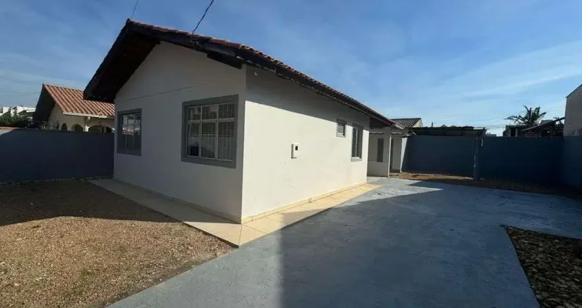 Casa térrea com amplo terreno e 2 dormitórios à venda em tijucas