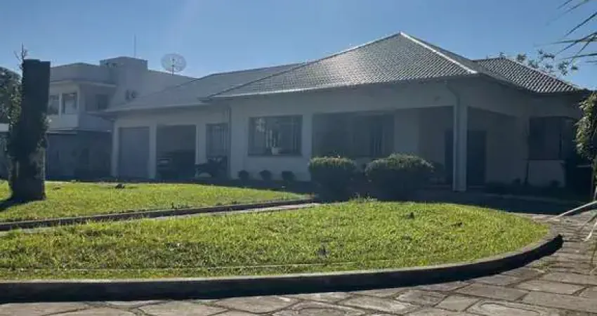 Casa grande no centro de tijucas, 5 dormitórios, 2.700m² de terreno