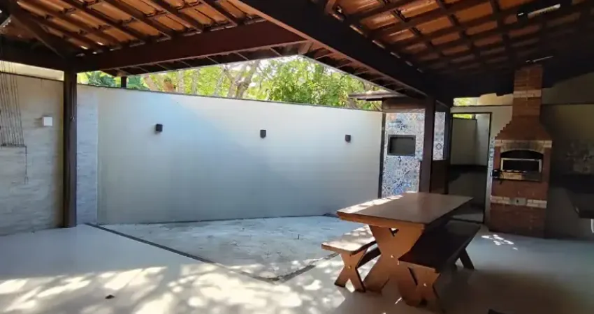 Oportunidade, casa 3 quartos sendo uma suíte na curva da baleira.