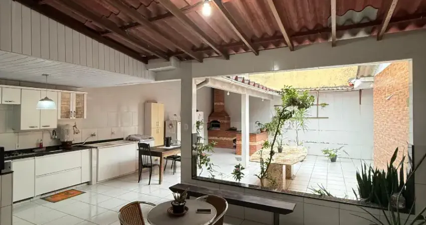 Linda casa com 3 quartos sendo uma suíte , com área gourmet em serra dourada 1