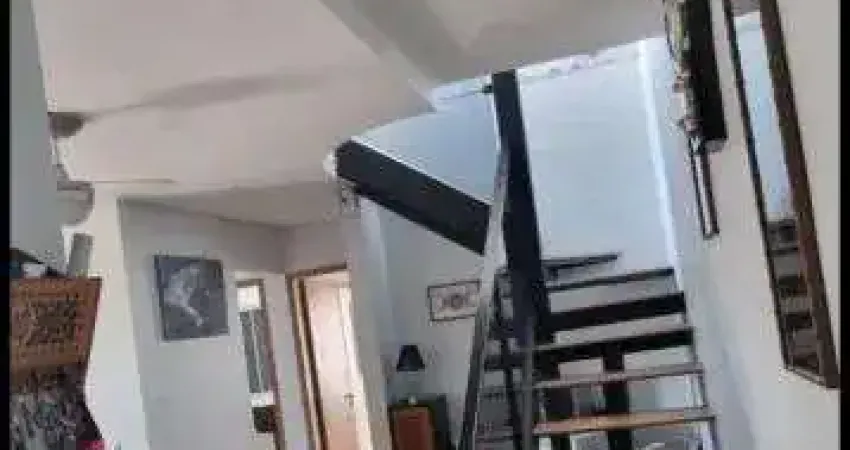 Cobertura duplex 3 dorms, sendo 1 suíte ampla com armários e terraço.