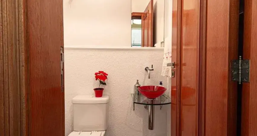 Sobrado novo de alto padrão, sustentável com aquecimento solar e nobre acabamento.