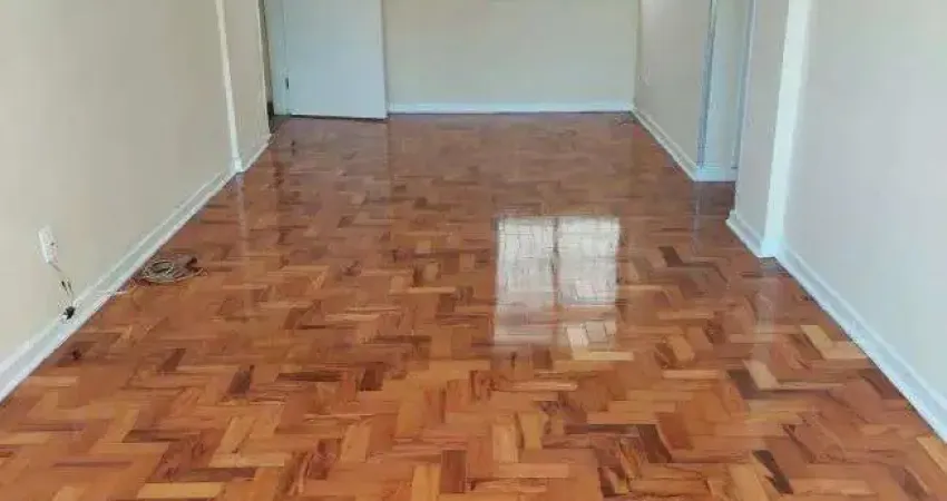 3 dorms, sendo que o 3º é reversivel. sala 2 ambientes, e 1 vaga, livre e demarcada.