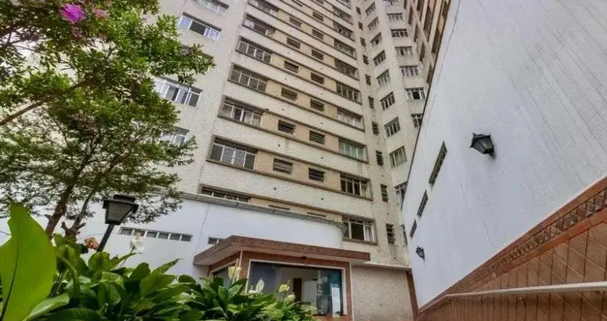 Simpático sala/quarto, totalmente reformado, com garagem, em andar alto