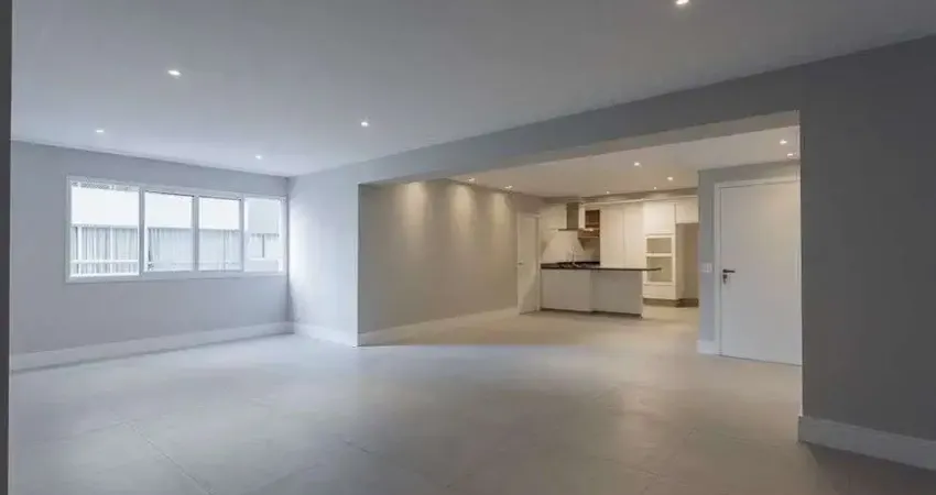 3 quartos sendo 1 suite (com grande walk-in closet) e 2 quartos grandes dividindo 1 banheiro vagas