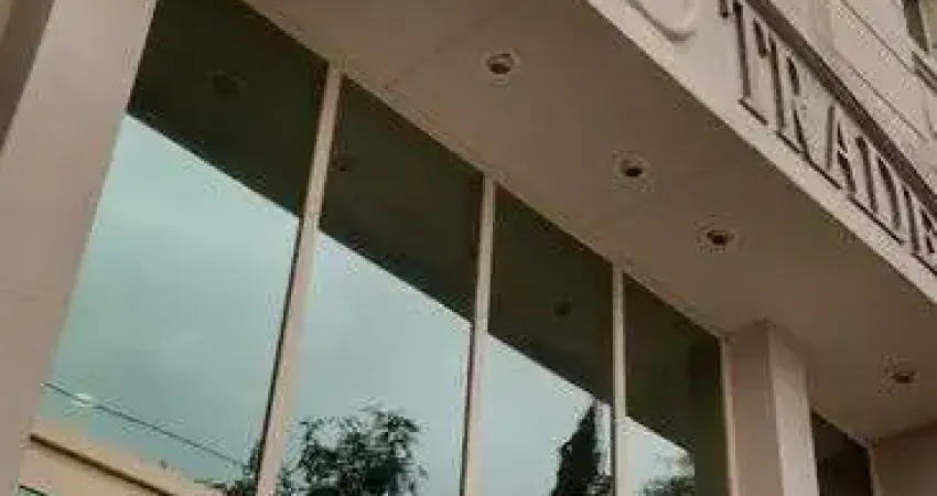 Possui ótima estrutura de entorno, com restaurantes, hotéis e serviços em geral.