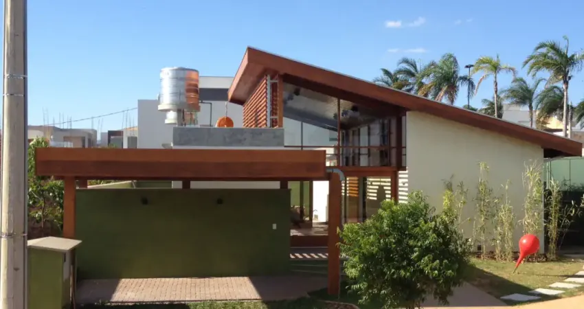 Uma residencia com projeto diferenciado, com muitos detalhes em madeira no melhor condominio de marília.