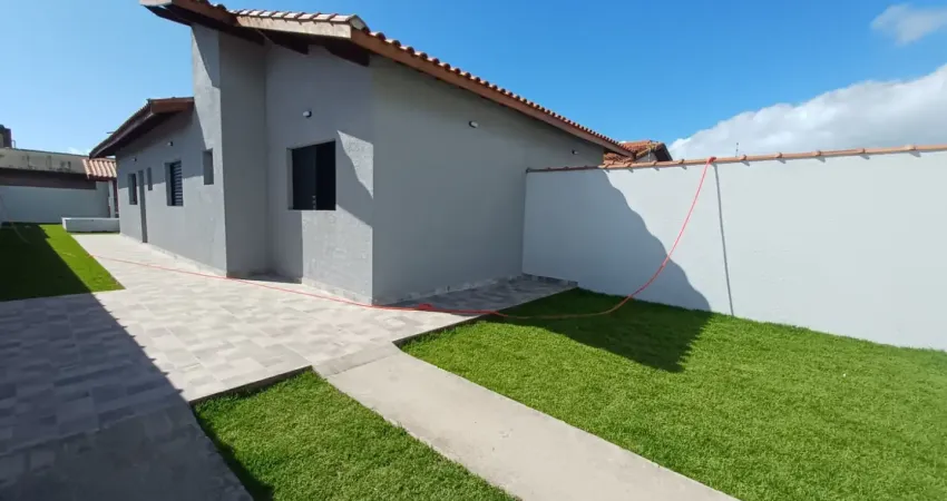 Casa geminada com espaço de isolada — bairro jamaica, itanhaém