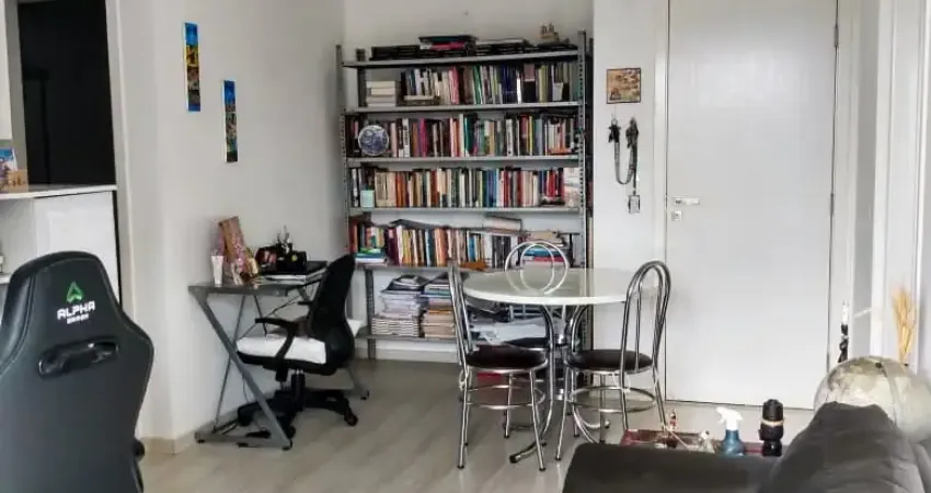 Apartamento mobiliado no jd. uirá, prédio muito bem localizado dentro do bairro