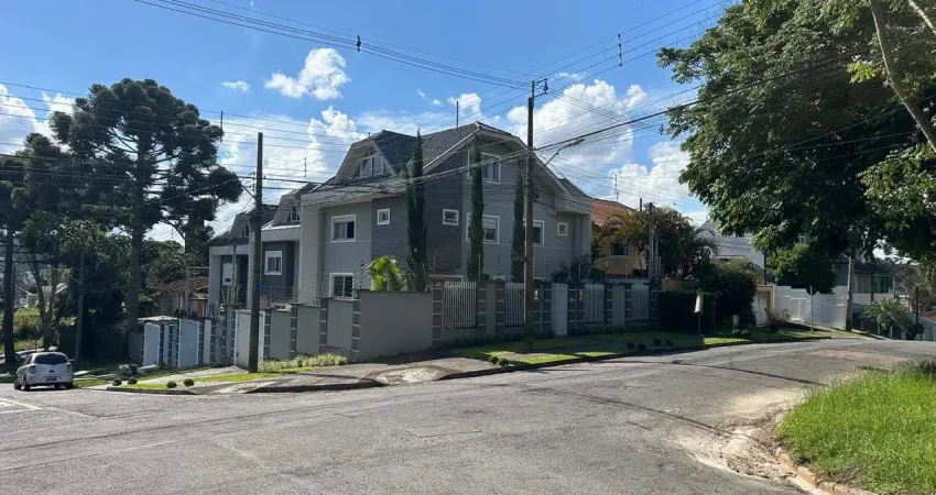 Casa mobiliada, com 3 suítes, escritório, garagem para 4 carros.