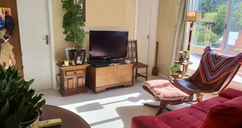 Apartamento com otima orientação solar no bairro cristal,  com 2 dormitórios, 1 banheiro, lavabo, cozinha /área de serviço e garagem.