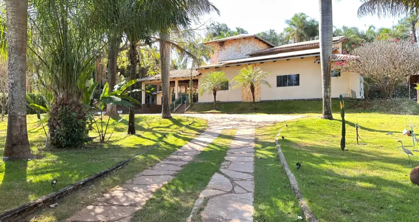 Chácara 2.300 m² com lazer completo, piscina semiolímpica e pomar produtivo.