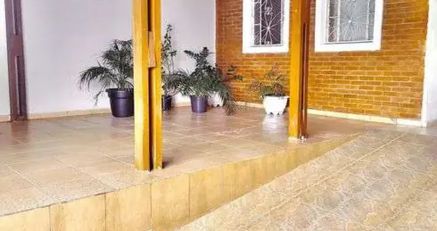 Casa para venda possui 140 metros quadrados com 5 quartos sendo 3 suítes.