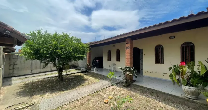 Paraíso à beira-mar: casa com 3 suítes, jardim e churrasqueira