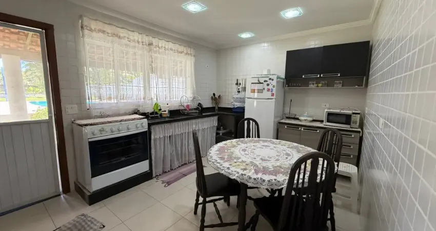 Linda chácara pra quem ama conciliar praia e chácara, há 200 metros da rodovia!