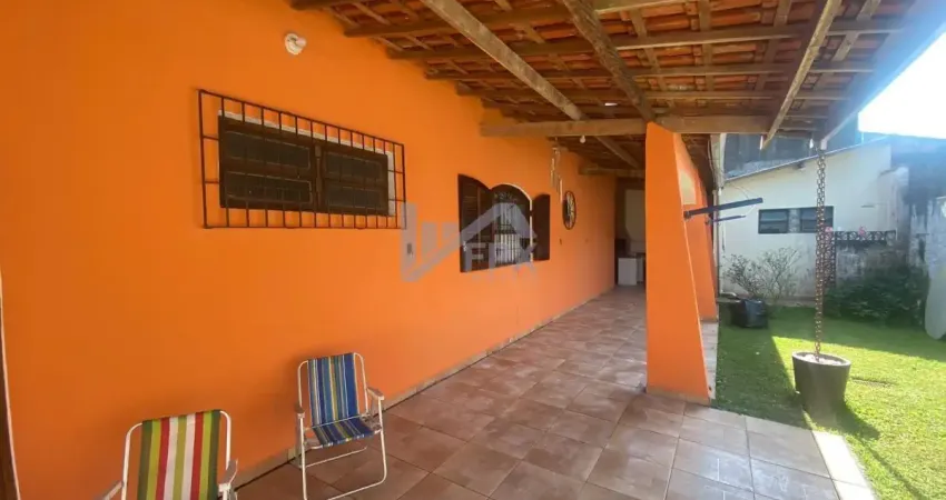 Imóvel aconchegante a 1.200 metros do mar, com área gourmet e ótimo espaço externo.