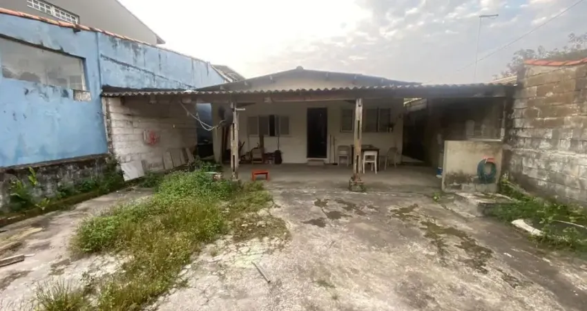 Excelente casa à venda no belas artes, itanhaém/sp – amplo terreno, 3 dormitórios, 4 vagas e espaço para construção de piscina