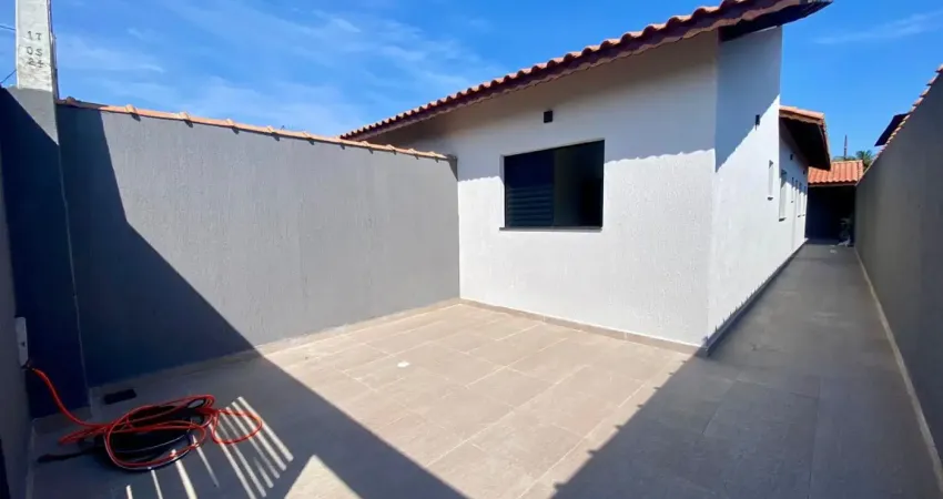 Linda casa à venda no bairro tupy – lado praia, rua pavimentada, a apenas 1 km do mar, com suíte, área gourmet e escritura