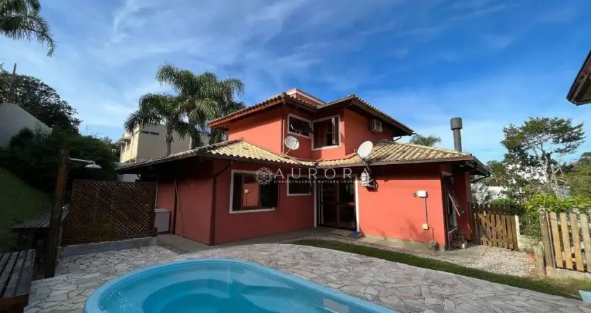 Bela casa com 4 dormitórios, sendo uma suíte, situada em condomínio fechado em área nobre da lagoa, perto do mar com acesso exclusivo à praia.