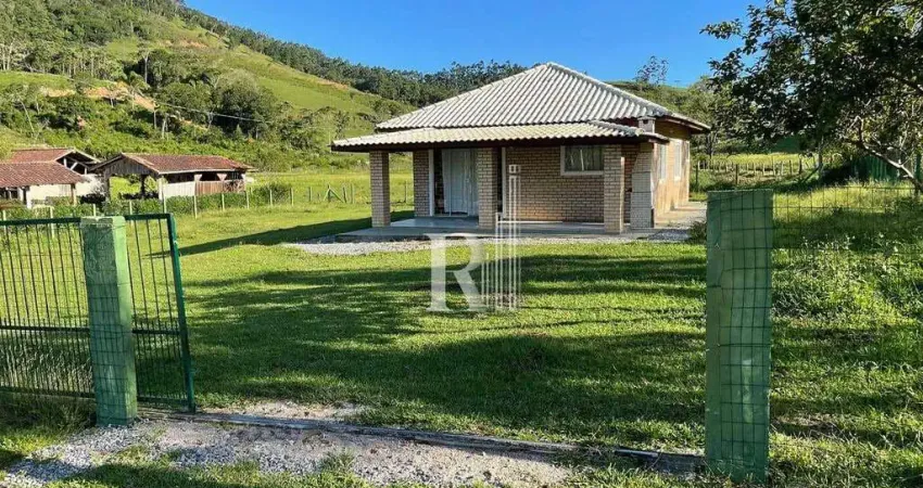 Casa no interior à venda semi mobiliada à 18 km da cidade, com  02 dormiórios, churrasqueira e ampl