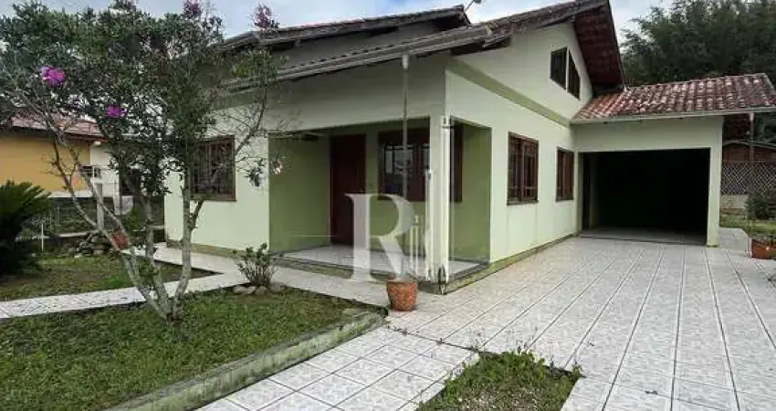 Casa semimobiliada com amplo pátio para locação, xv de novembro, tijucas, sc