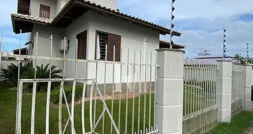 Casa de dois pisos com 03 dormitórios, semi-mobiliada e com alto padrão de acabamento, universitári