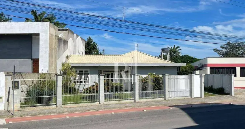 Casa para locação com suíte, quintal com área goumet e uma bela vista para o rio tijucas, centro, t